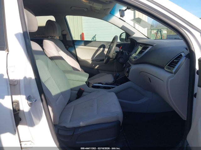 KM8J23A42HU461671 Hyundai TUCSON SE