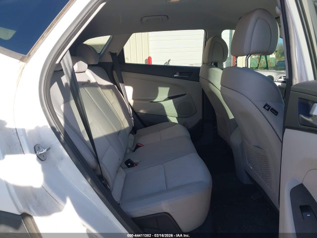 KM8J23A42HU461671 Hyundai TUCSON SE