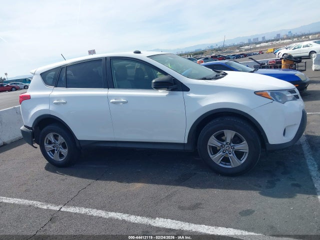 Toyota RAV4 LE 2015 JTMZFREV1FJ048723 Image 13
