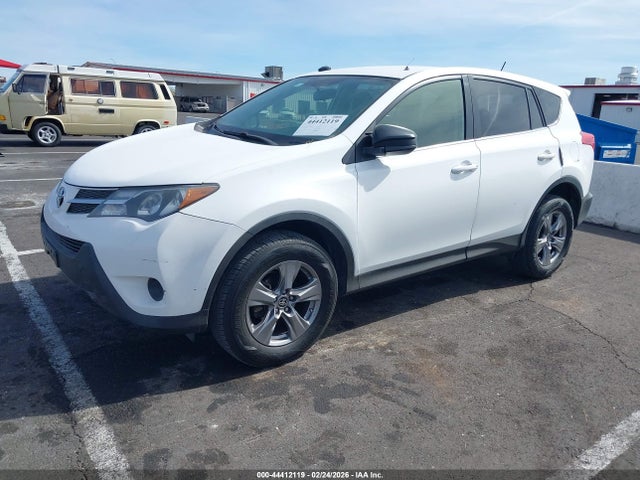 Toyota RAV4 LE 2015 JTMZFREV1FJ048723 Image 2