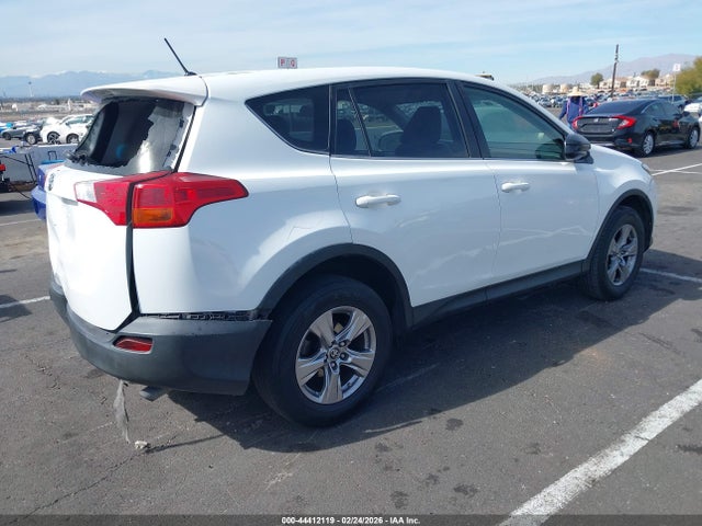 Toyota RAV4 LE 2015 JTMZFREV1FJ048723 Image 4