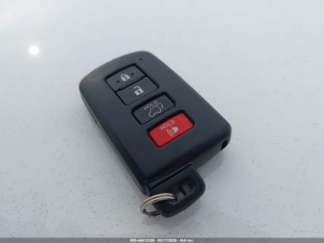 JTMRFREVXJJ724577 Toyota Rav4 Xle