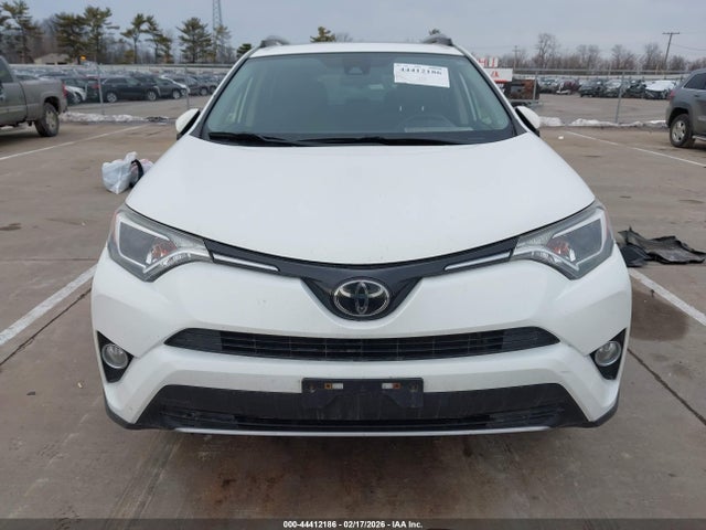 JTMRFREVXJJ724577 Toyota Rav4 Xle