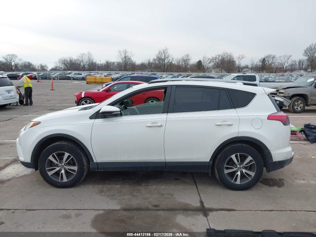 JTMRFREVXJJ724577 Toyota Rav4 Xle