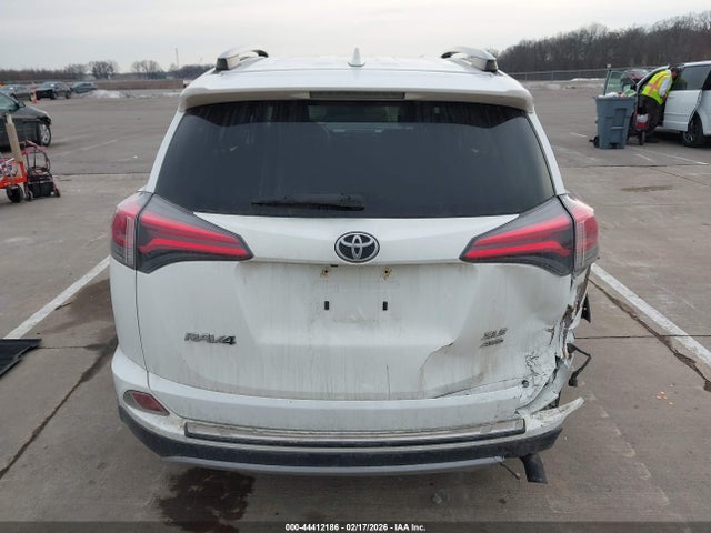 JTMRFREVXJJ724577 Toyota Rav4 Xle