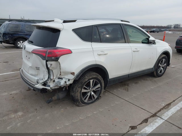 JTMRFREVXJJ724577 Toyota Rav4 Xle