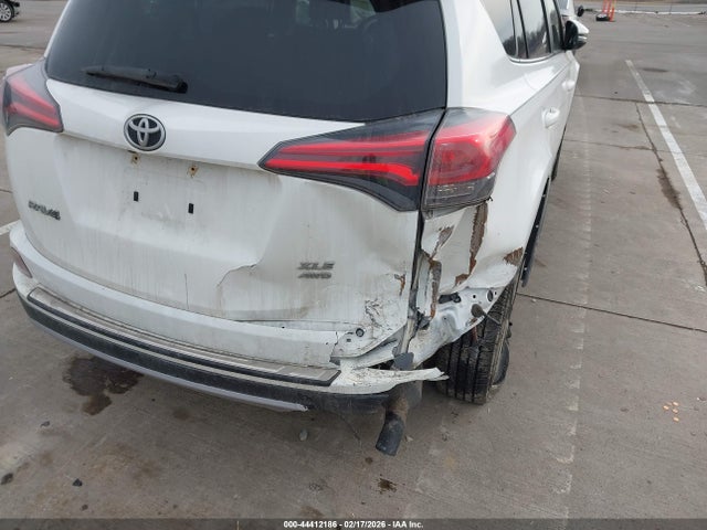 JTMRFREVXJJ724577 Toyota Rav4 Xle