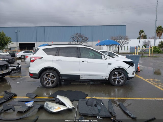 1FMCU0GDXHUA38412 Ford ESCAPE SE