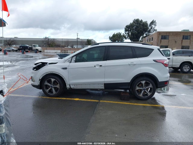 1FMCU0GDXHUA38412 Ford ESCAPE SE