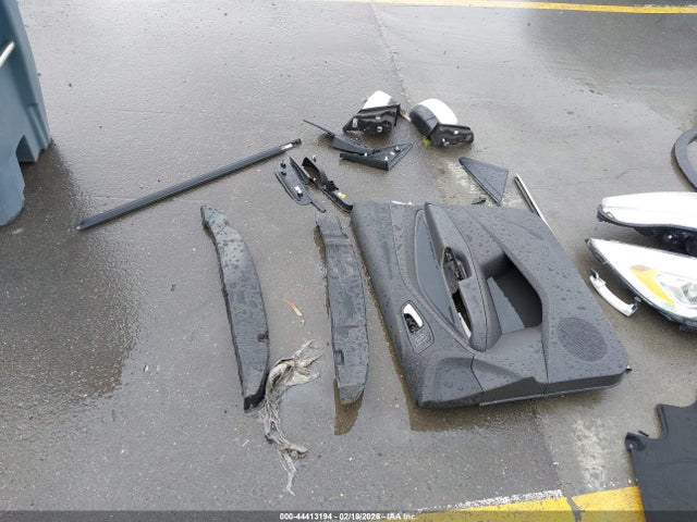 1FMCU0GDXHUA38412 Ford ESCAPE SE
