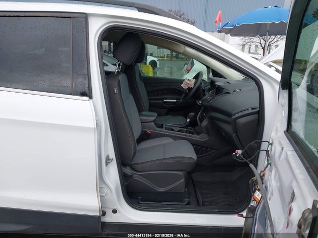 1FMCU0GDXHUA38412 Ford ESCAPE SE