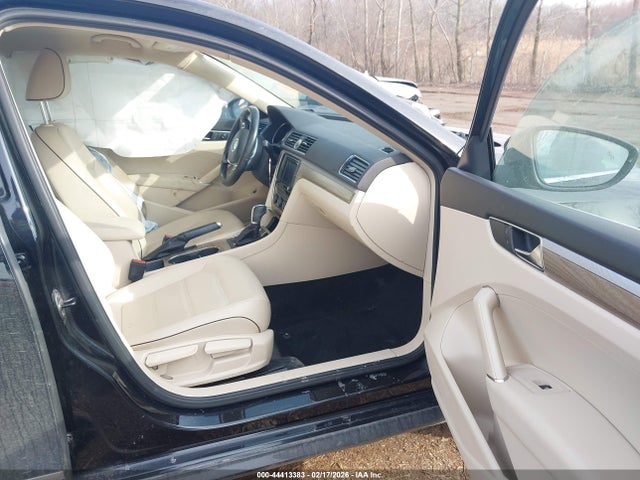 2017 Volkswagen Passat 1.8t Se მანქანა იყიდება აუქციონზე, vin: 1VWBT7A38HC028072, აუქციონის ნომერი: 44413383