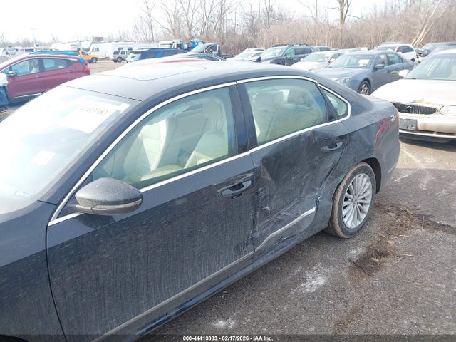 2017 Volkswagen Passat 1.8t Se მანქანა იყიდება აუქციონზე, vin: 1VWBT7A38HC028072, აუქციონის ნომერი: 44413383