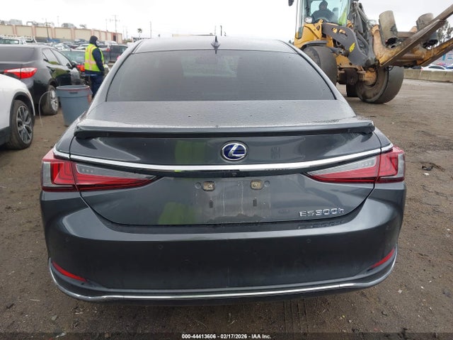 58ADA1C1XNU021628 Lexus ES 300H
