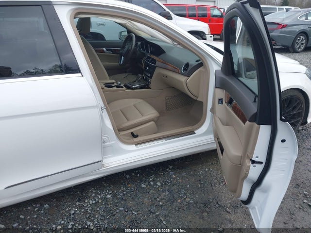 2014 Mercedes-benz C 300 Sport 4matic მანქანა იყიდება აუქციონზე, vin: WDDGF8AB3ER319347, აუქციონის ნომერი: 44415005