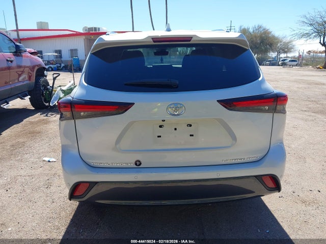 Toyota Highlander Limited 2024 5TDKDRBH9RS569749 Image 16