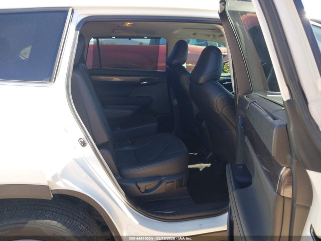 Toyota Highlander Limited 2024 5TDKDRBH9RS569749 Image 8