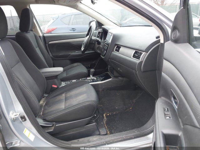 JA4AZ3A36HZ016032 Mitsubishi Outlander Se