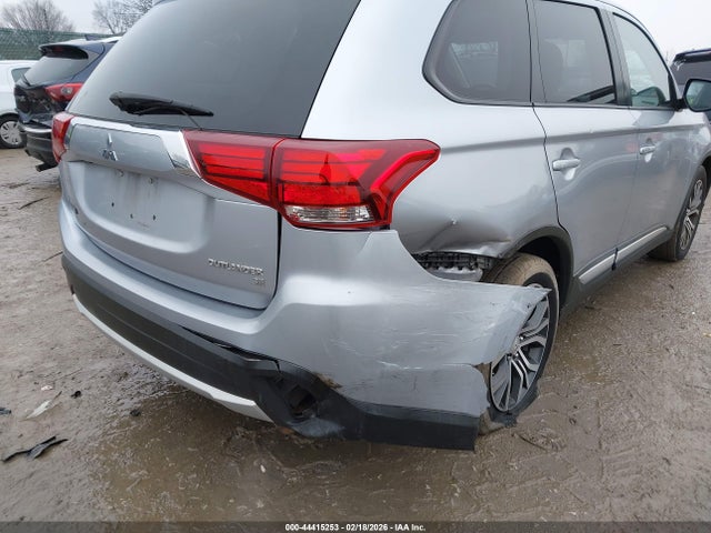 JA4AZ3A36HZ016032 Mitsubishi Outlander Se