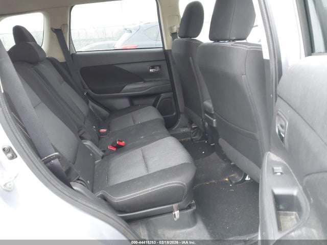 JA4AZ3A36HZ016032 Mitsubishi Outlander Se