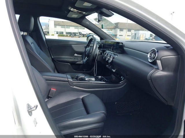 WDD3G4EBXKW011894 Mercedes-Benz A 220