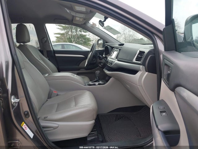 5TDZARFH3GS017632 Toyota Highlander Le