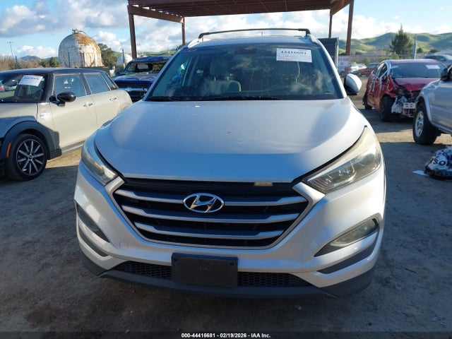 KM8J33A49HU297655 Hyundai TUCSON SE