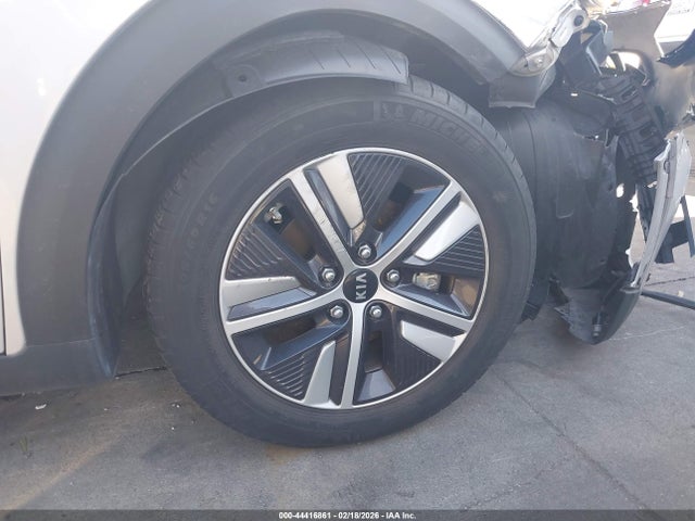 KNDCB3LC8M5464581 KIA Niro Lxs