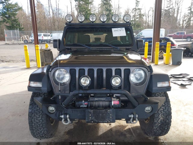 1C4HJXDG8JW171528 Jeep Wrangler Unlimited Sport 4x4