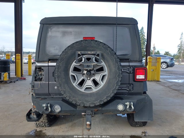 1C4HJXDG8JW171528 Jeep Wrangler Unlimited Sport 4x4
