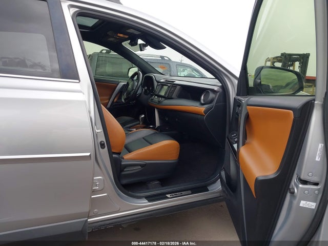 JTMNFREVXJJ183836 Toyota RAV4 SE