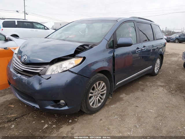 Toyota Sienna Xle 8 Passenger 2017 5TDYZ3DC4HS891675 Image 2