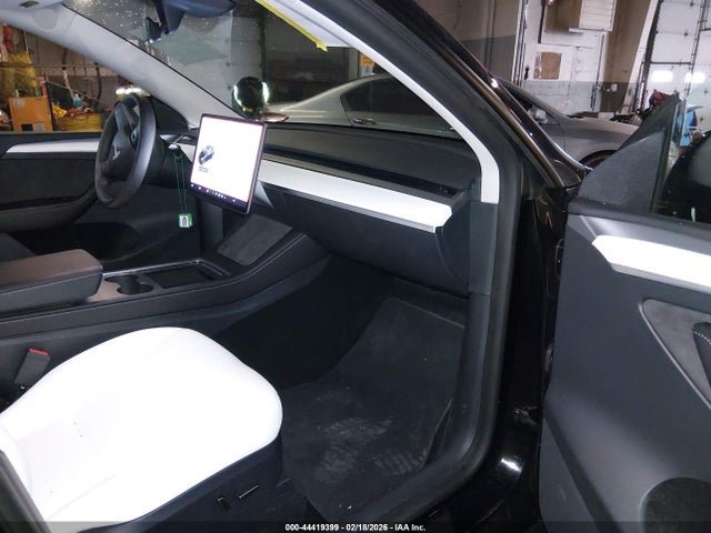 2025 Tesla Model Y Long Range Dual Motor All-wheel Drive მანქანა იყიდება აუქციონზე, vin: 7SAYGDEE7SF288889, აუქციონის ნომერი: 44419399