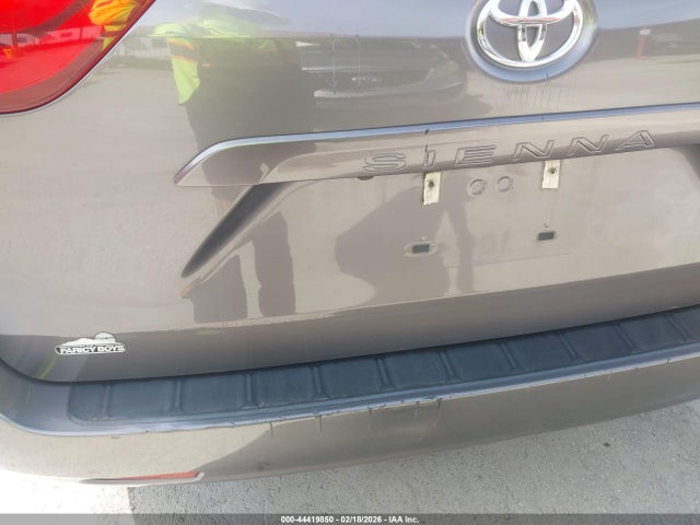 5TDKK3DC2GS731142 Toyota Sienna Le 8 Passenger