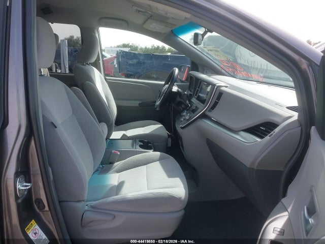5TDKK3DC2GS731142 Toyota Sienna Le 8 Passenger