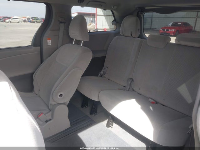 5TDKK3DC2GS731142 Toyota Sienna Le 8 Passenger