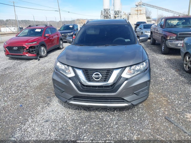 2017 Nissan Rogue S მანქანა იყიდება აუქციონზე, vin: JN8AT2MV8HW262939, აუქციონის ნომერი: 44420374