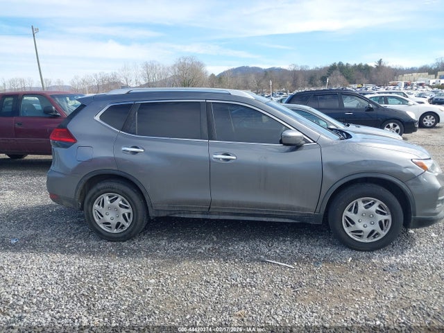 2017 Nissan Rogue S მანქანა იყიდება აუქციონზე, vin: JN8AT2MV8HW262939, აუქციონის ნომერი: 44420374