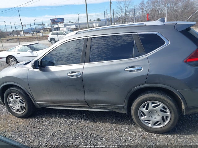 2017 Nissan Rogue S მანქანა იყიდება აუქციონზე, vin: JN8AT2MV8HW262939, აუქციონის ნომერი: 44420374