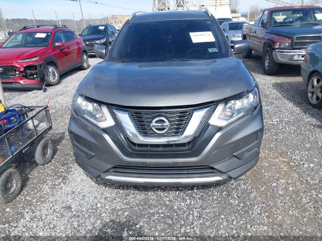 2017 Nissan Rogue S მანქანა იყიდება აუქციონზე, vin: JN8AT2MV8HW262939, აუქციონის ნომერი: 44420374