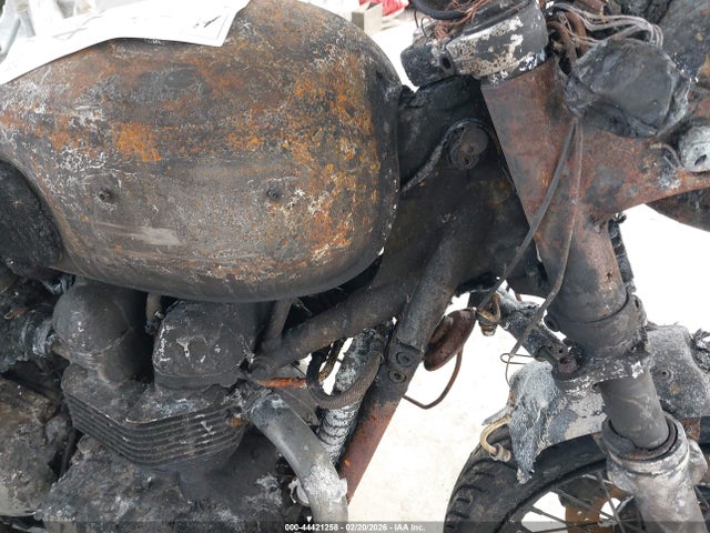 44421258 :رقم المزاد ، SMT900HN11J128297 vin ، 2001 Triumph Motorcycle Bonneville مزاد بيع