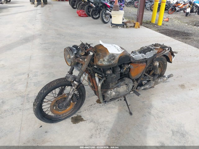 44421258 :رقم المزاد ، SMT900HN11J128297 vin ، 2001 Triumph Motorcycle Bonneville مزاد بيع