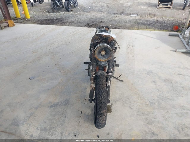 44421258 :رقم المزاد ، SMT900HN11J128297 vin ، 2001 Triumph Motorcycle Bonneville مزاد بيع