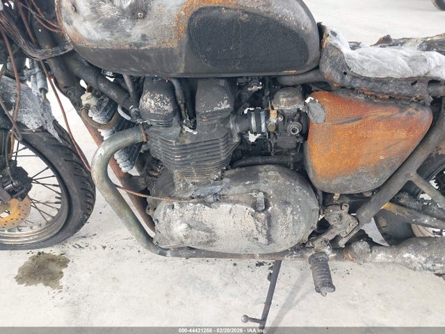 44421258 :رقم المزاد ، SMT900HN11J128297 vin ، 2001 Triumph Motorcycle Bonneville مزاد بيع