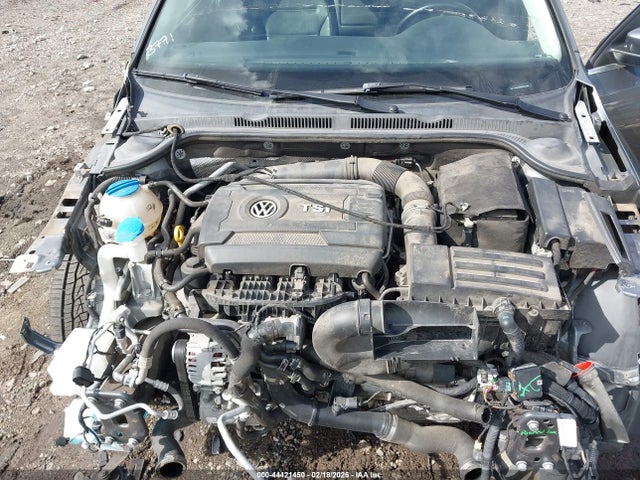 44421450 :رقم المزاد ، 3VWL17AJ0HM390985 vin ، 2017 Volkswagen Jetta مزاد بيع