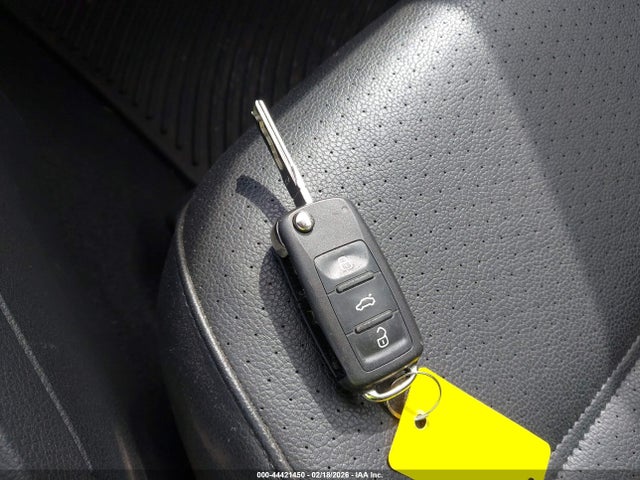 44421450 :رقم المزاد ، 3VWL17AJ0HM390985 vin ، 2017 Volkswagen Jetta مزاد بيع