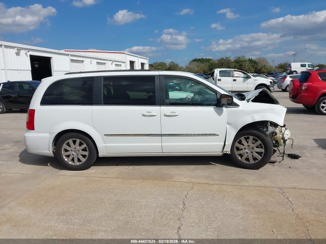 2015 Chrysler Town & Country Touring მანქანა იყიდება აუქციონზე, vin: 2C4RC1BG2FR638148, აუქციონის ნომერი: 44421525
