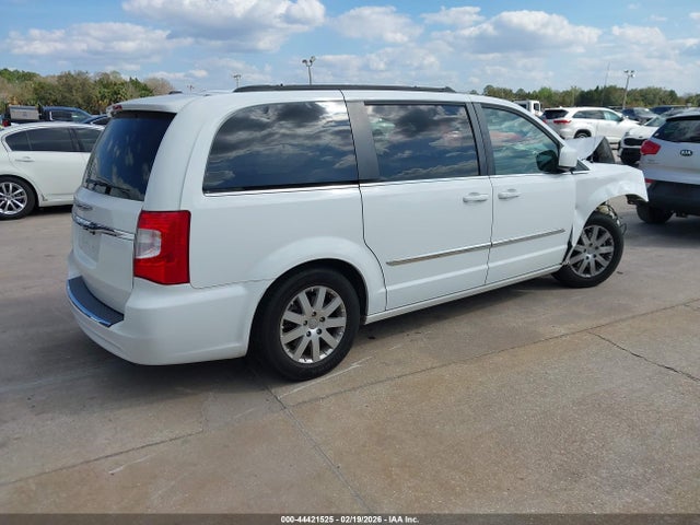 2015 Chrysler Town & Country Touring მანქანა იყიდება აუქციონზე, vin: 2C4RC1BG2FR638148, აუქციონის ნომერი: 44421525