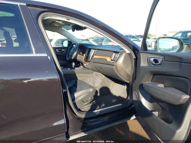 2021 Volvo Xc60 T6 Momentum მანქანა იყიდება აუქციონზე, vin: YV4A22RK6M1770389, აუქციონის ნომერი: 44421724