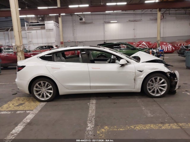 44422113 :رقم المزاد ، 5YJ3E1EB8KF421600 vin ، 2019 Tesla Model 3 Long Range/performance مزاد بيع